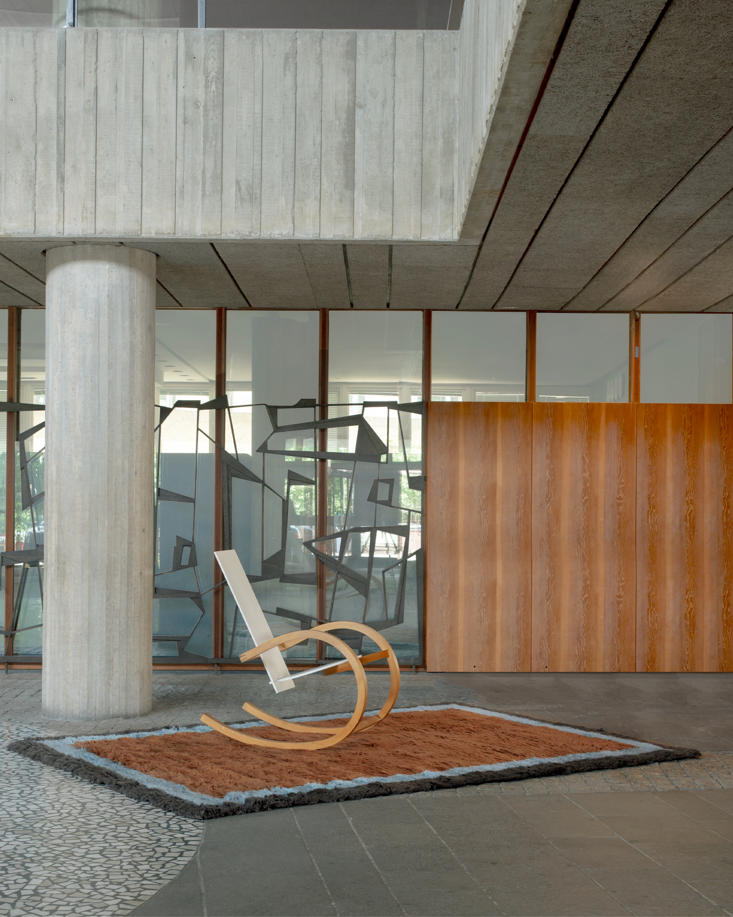 Teppet Shaggy Edge i fargen Amber (brunt / lyseblått / cognacbrunt) fra Layered.