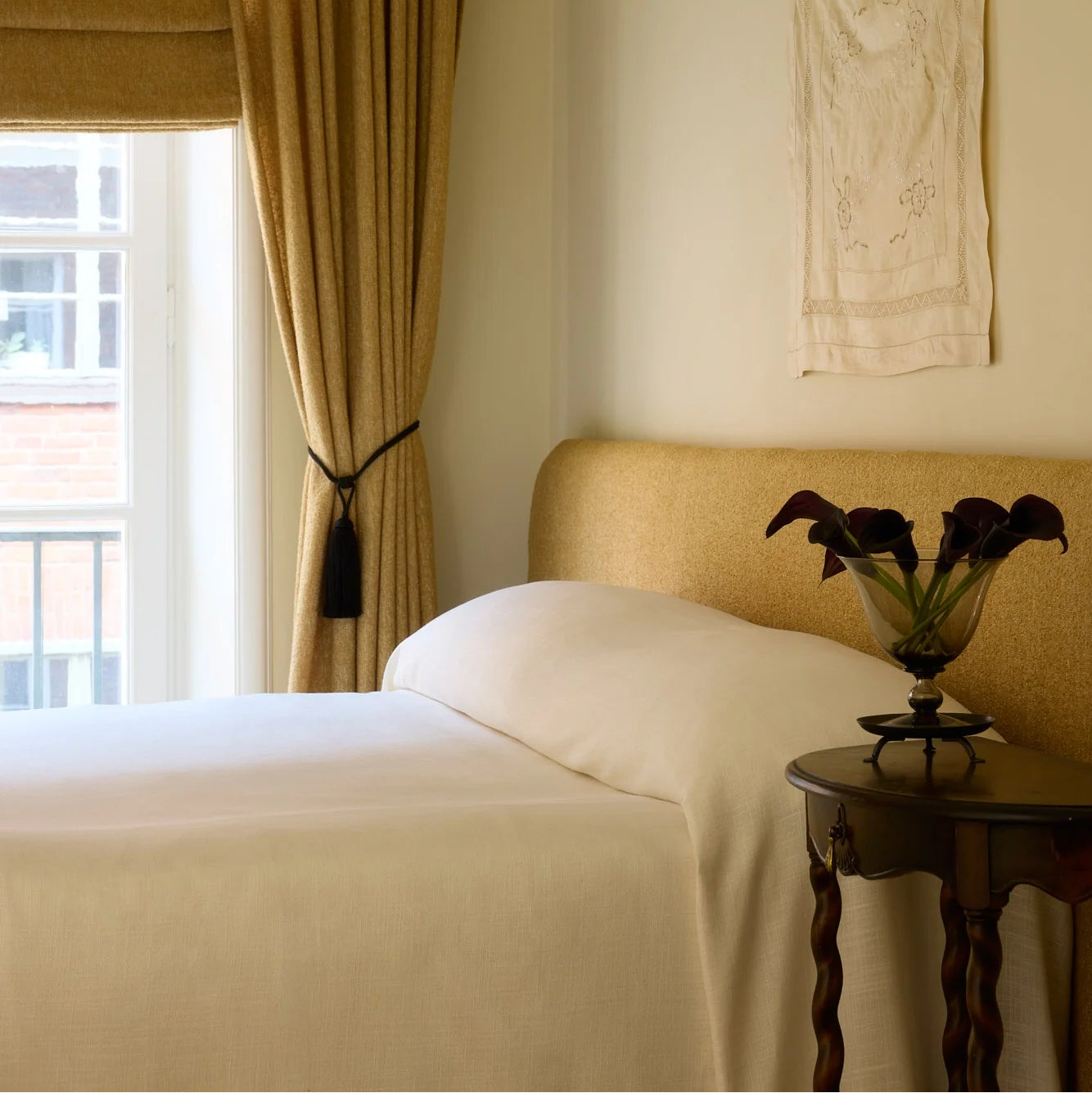 Sengeteppe i vevd lin fra Gotain i fargen benhvit / Ivory