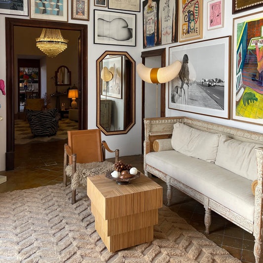 Sidebordet Mikado fra Dusty Deco vil gi et snev av moderne vintage til ethvert rom og er perfekt å bruke som et hjørnebord, et sidebord ved sofaen eller lenestolen, et elegant nattbord – eller et lite sofabord. I samme serie finnes det også et rektangulært større sofabord.