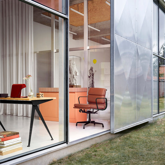 Kontorstolen Soft Pad Chair EA 231 fra Vitra kan kles i mange ulike tekstiler – og også i skinn! Her med pulverlakkert svart ramme.