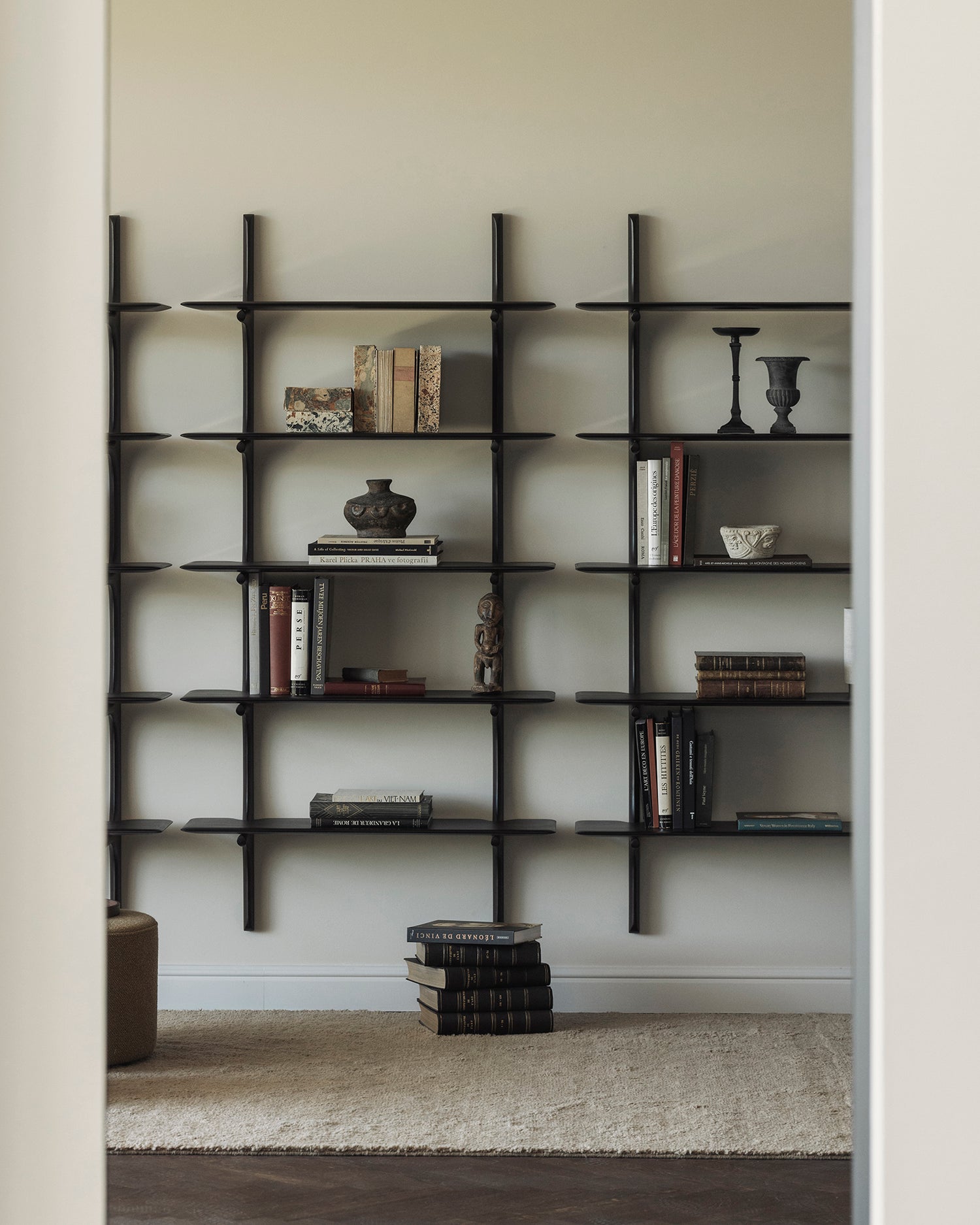 Vakre vegghengte hyller med to, tre eller fem hylleflater: Den elegante serien Pl fra Ethnicraft, designet av Alain Van Havre, er laget i heltre og har subtile, delikate elementer som gir kolleksjonen det lille ekstra!