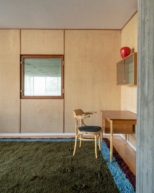 Teppet Shaggy Edge i fargen Eden (burgunder / blå / mosegrønn) fra Layered.