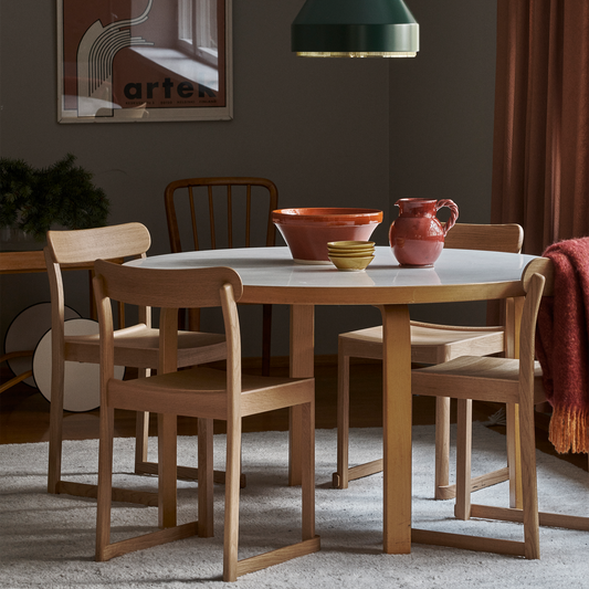 Bordene passer (selvfølgelig) særlig godt inn i boliger og interiører fra samme tidsepoke, men de passer også meget godt inn i mer moderne hjem – og kan tilføre en spennende kontrast i eldre boliger med klassiske og mer historiske detaljer.