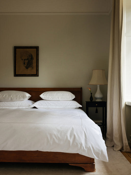 Dynetrekket Nuvola fra Mille Notti i myk og glatt sateng laget av finkjemmet bomull har et sofistikert design med dekorativ sandfarget eller grønt broderi i en ramme. Her med sandfarget broderi.