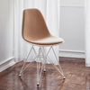 Eames Plastic Side Chair RE DSR fra Vitra med helpolstret sete og rygg.