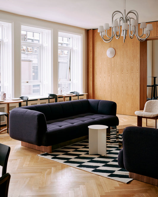 Designerne bak sofaserien Quilton fra Hay, Doshi Levien, har designet en sofa som skal kunne favne hele livet - her kan du leke, jobbe, sosialisere, sove og slappe av. Uttrykket er moderne, looken er fast, men likevel innbydende – og størrelsen er raus. Quilton Lift-serien kjennetegnes av at møblene hviler på en opphøyd base i tre, som elegant løfter møblene og skaper et lett og luftig uttrykk – som vi liker veldig godt!