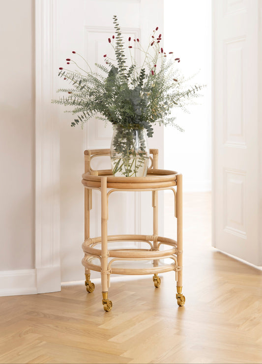 Den vakre trallen Romeo fra Sika Design tilfører en avslappet, naturlig og litt nostalgisk estetikk til hjemmet. Trallen er laget av bærekraftig indonesisk rotting – håndlaget av dyktige rottingmakere – og kommer i to farger: Velg mellom naturfarget rotting eller en mørkere brun rotting.