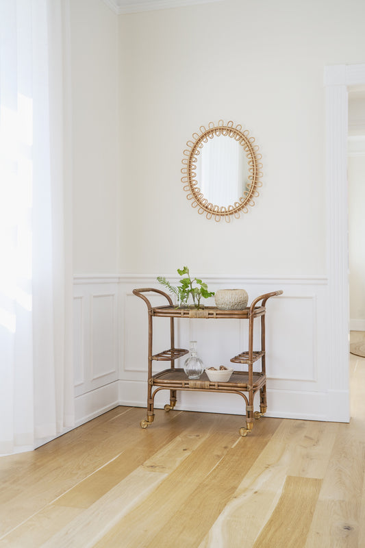 Den vakre trallen Carlo fra Sika Design er en elegant tralle i mørkebrun rotting som tilfører hjemmet en dose nostalgi. Trallen er laget av bærekraftig indonesisk rotting – håndlaget av dyktige rottingmakere – med flettede elementer. Flaskeholderne i rotting er en raffinert detalj og de messingfargede hjulene gjør trallen enkel å manøvrere og lett å flytte rundt.