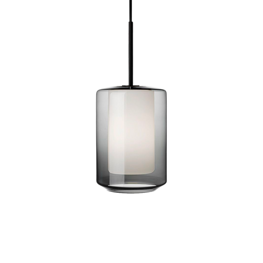 Taklampen Arkivlampe 4245 fra Hadeland Glassverk har en hvit matt innerkuppel og røykgrå ytterkuppel. Her med svart oppheng.