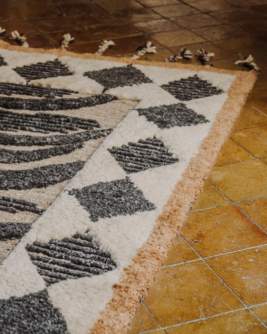 Teppe WIldcat i Ash Black / koksgrått, brunt og off-white fra Dusty Deco.