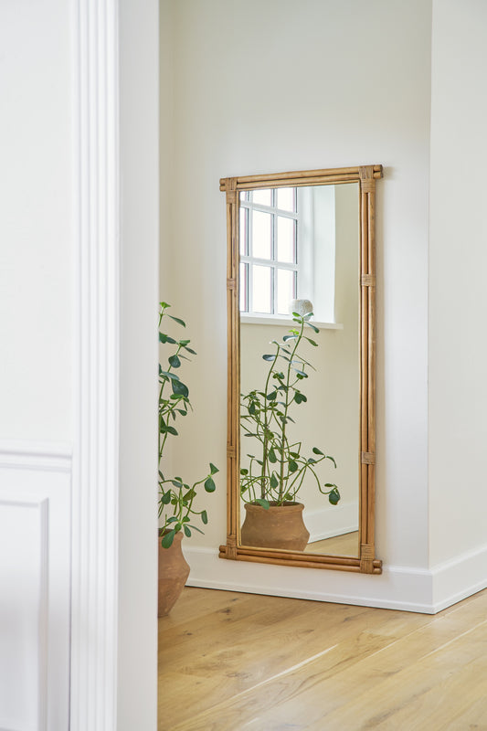 Speilet Rasmus fra Sika Design er et stort speil som måler 172 cm i høyden og er håndlaget av rotting av dyktige rottingmakere. Speilets generøse størrelse får alle rom til å føles både større og luftigere, og rottingen gir en varm og organisk karakter som gjør det ekstra fint å ha i hjemmet – enten det plasseres i gangen, på badet, i stuen eller på soverommet.