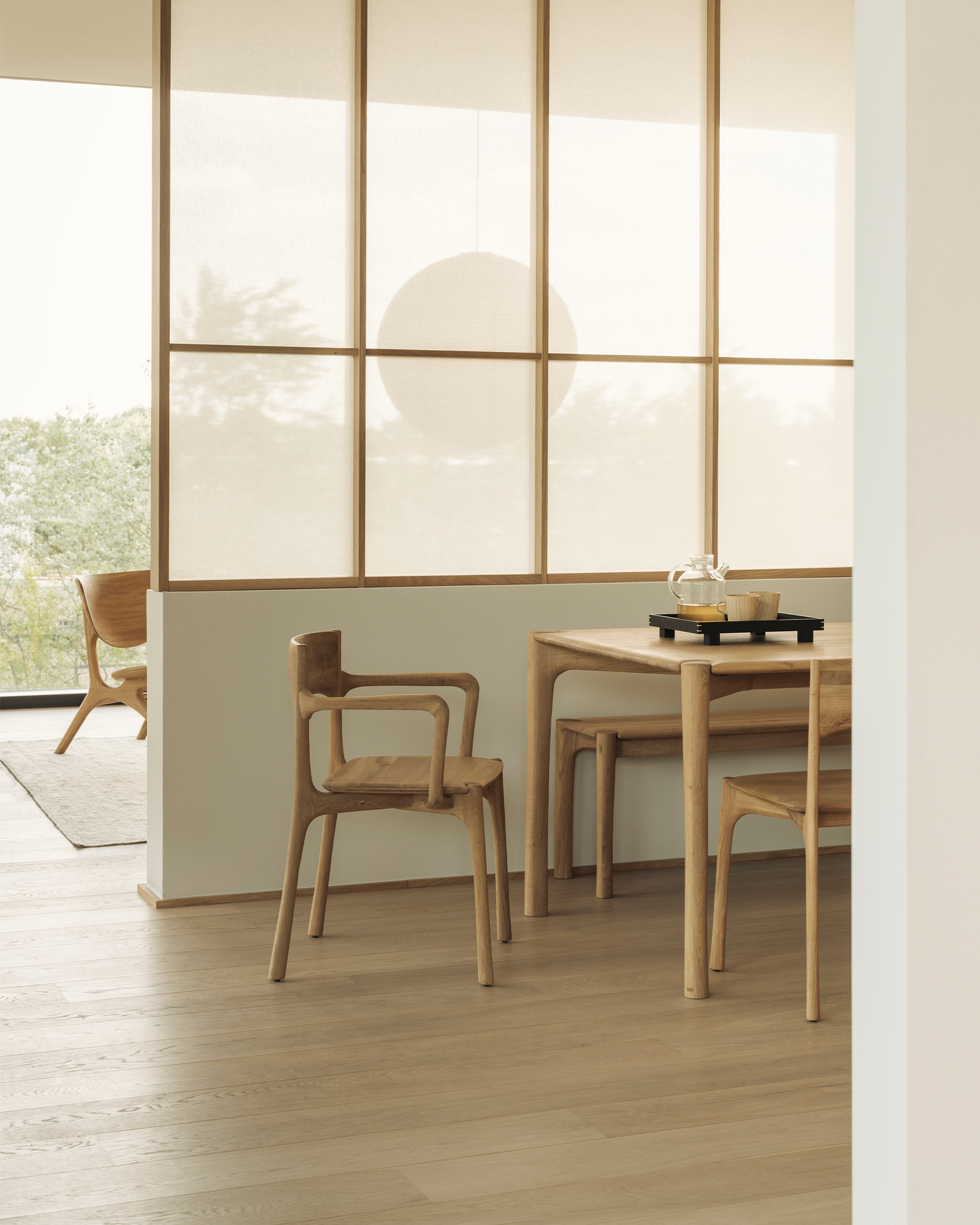 Stol Pl Dining Chair fra Ethnicraft i oljet eik med armlene fra Ethnicraft.