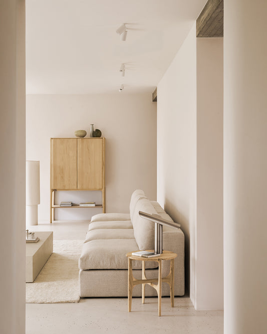 Bruk skapet Pl Cupboard fra Ethnicraft som et vitrineskap i kjøkken, stue eller spisestue, eller som et praktisk skap enten i gangen eller på hjemmekontoret. Skapet måler B110 x H170 x D45 cm.