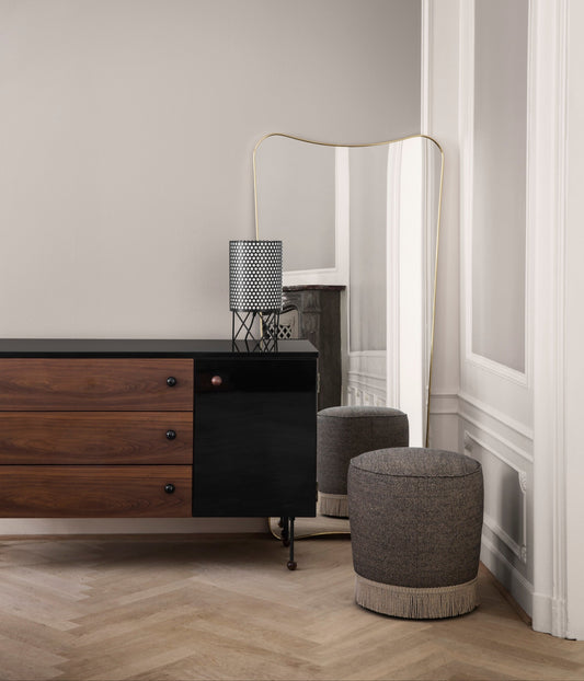 Puffen fra Gubi kan bestilles i en rekke tekstiler og prisgrupper. Frynsene har alltid den samme fargen – en gylden beigetone. Så fint!