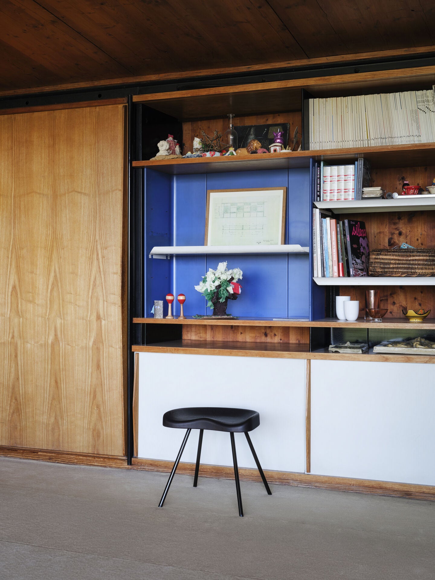 Bilde av krakken Tabouret no 307 designet av Jean Prouvé, produsert av Vitra. Her vises krakken i mørkbeiset eik med svarte ben.