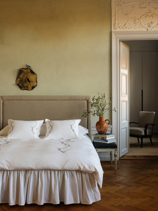 Sengetøy Vivace fra Mille Notti: Mille Notti vever sin sateng av 100 % fint kjemmet bomull. Det betyr at bomullen er kjemmet slik at kun de lange, sterke fibrene gjenstår – en forutsetning for å skape sateng av aller beste kvalitet.