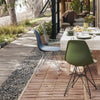 Eames Plastic Side Chair RE DSR Colours fra Vitra er superfine å bruke utendørs!