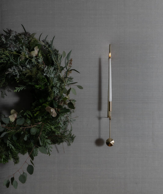 Den elegante vegglysestaken Pendel Sconce i blankpolert messing fra Skultuna – med sin ikoniske smale design – ble designet av sølvsmeden og designeren Pierre Forssell på slutten av 1950-tallet. Denne blir som et vakkert smykke på veggen, enten du har den hengende i en gang, på et kjøkken – eller i stuen.