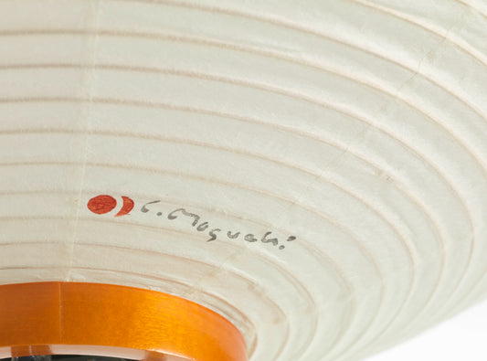 Lampen er lillesøsteren til gulvlampen 10A, og ble relansert i 2018. Lampene er håndlaget i shoji-papir av japanske håndverkere.