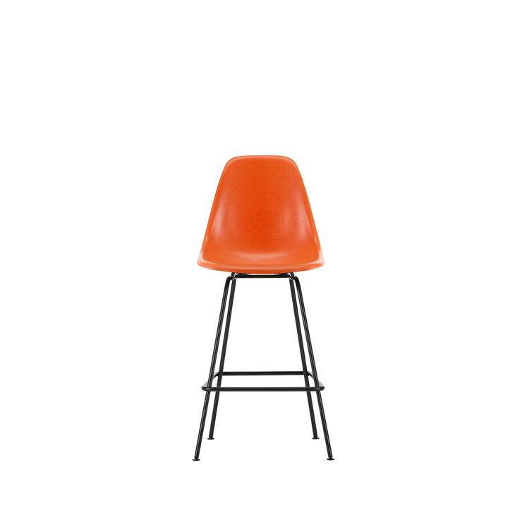 Barkrakk Eames Fiberglass Stool Medium, svarte ben og sete i fiberglass i fargen Red orange