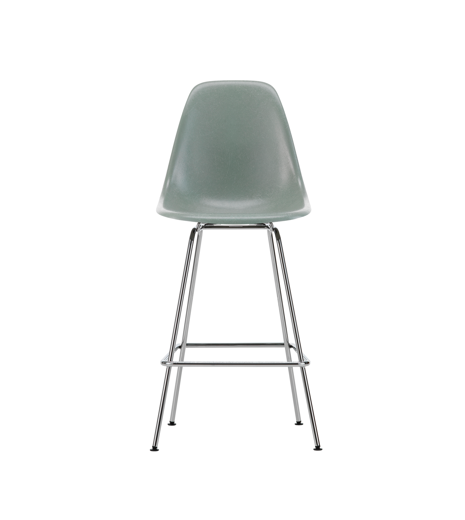Vi blir aldri lei av de vakre og funksjonelle spisestolene Eames Fiberglass Side Chair DSX som ble designet av Charles og Ray Eames i 1948. Og nå finnes det også en superfin barstol-variant av denne! Barstolen Eames Fiberglass Stool Medium er laget i gjennomfarget glassfiber og er designet og formet etter menneskekroppen, noe som gjør den til en utrolig behagelig barstol å sitte i.