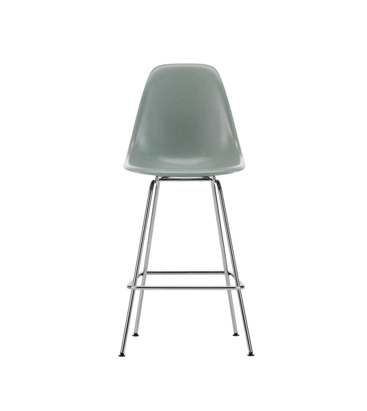 Vi blir aldri lei av de vakre og funksjonelle spisestolene Eames Fiberglass Side Chair DSX som ble designet av Charles og Ray Eames i 1948. Og nå finnes det også en superfin barstol-variant av denne! Barstolen Eames Fiberglass Stool Medium er laget i gjennomfarget glassfiber og er designet og formet etter menneskekroppen, noe som gjør den til en utrolig behagelig barstol å sitte i.
