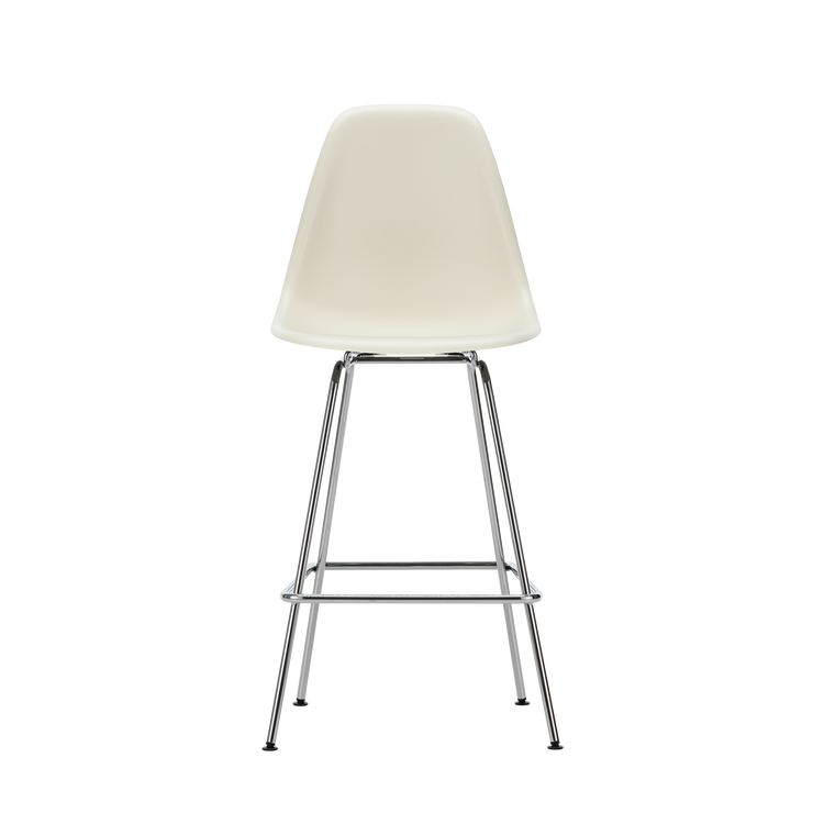 Vi blir aldri lei av de vakre og funksjonelle spisestolene Eames Plastic Chair som ble designet av Charles og Ray Eames på midten av 50-tallet. Og nå finnes det også en superfin barstol-variant!