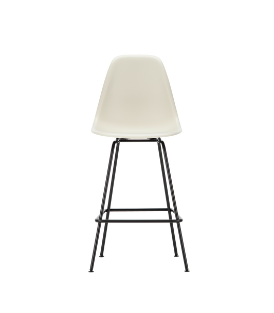 Barstolen Eames Plastic Stool RE Medium fra Vitra er 108 cm høy, med sittehøyde på 67 cm – perfekt til de fleste norske kjøkken.