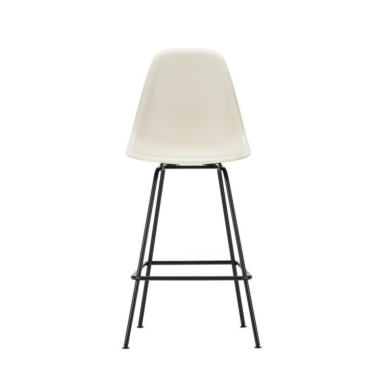 Barstolen Eames Plastic Stool RE Medium fra Vitra er 108 cm høy, med sittehøyde på 67 cm – perfekt til de fleste norske kjøkken.