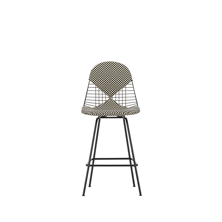 Barstolen Wire Chair Stool Medium fra Vitra i pulverlakkert svart utgave med sete- og ryggpute.