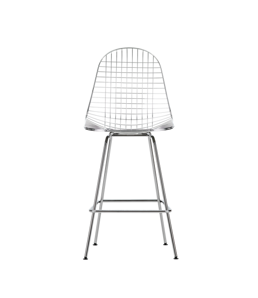 Vi blir aldri lei av de vakre og funksjonelle spisestolene Eames Wire Chair DKX i bøyd og sveiset ståltråd som ble designet av Charles og Ray Eames på midten av 50-tallet. Og nå finnes det også en superfin barstol-variant!