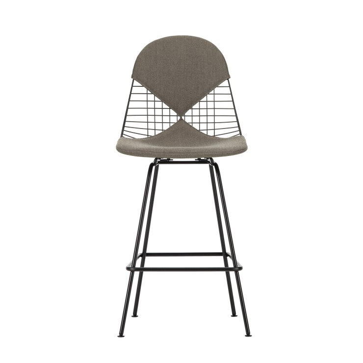 Barstolen Wire Chair Stool Medium er 111 cm høy, med sittehøyde på 67 cm – perfekt til de fleste norske kjøkken. Velg mellom forkrommet eller svart pulverlakkert variant. Barstolen er tilgjengelig uten og med setepute eller med avtagbar sete- og ryggpute. Send oss en mail til hello@oslodeco.no om du ønsker hjelp til å velge tekstil.
