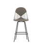 Barstolen Wire Chair Stool Medium er 111 cm høy, med sittehøyde på 67 cm – perfekt til de fleste norske kjøkken. Velg mellom forkrommet eller svart pulverlakkert variant. Barstolen er tilgjengelig uten og med setepute eller med avtagbar sete- og ryggpute. Send oss en mail til hello@oslodeco.no om du ønsker hjelp til å velge tekstil.