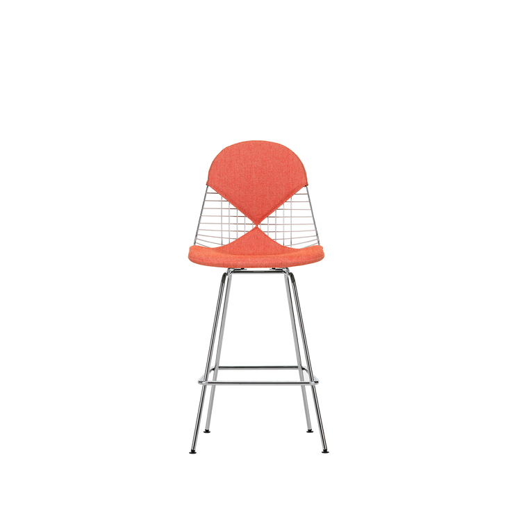 Barstolen Wire Chair Stool Medium fra Vitra i forkrommet utgave, med sete- og ryggpute
