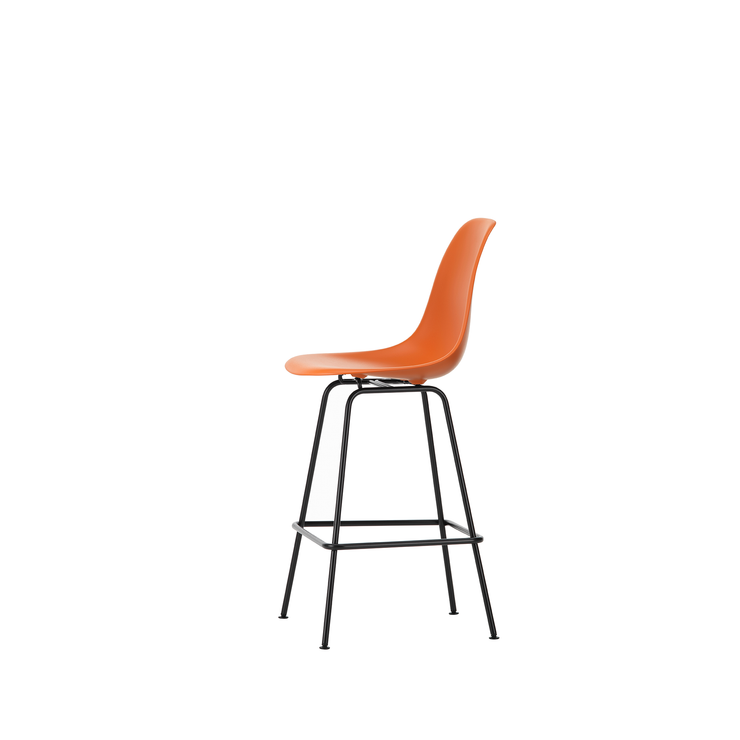 Barstol Eames Plastic Stool RE Medium, svarte ben og sete i fargen Rusty orange