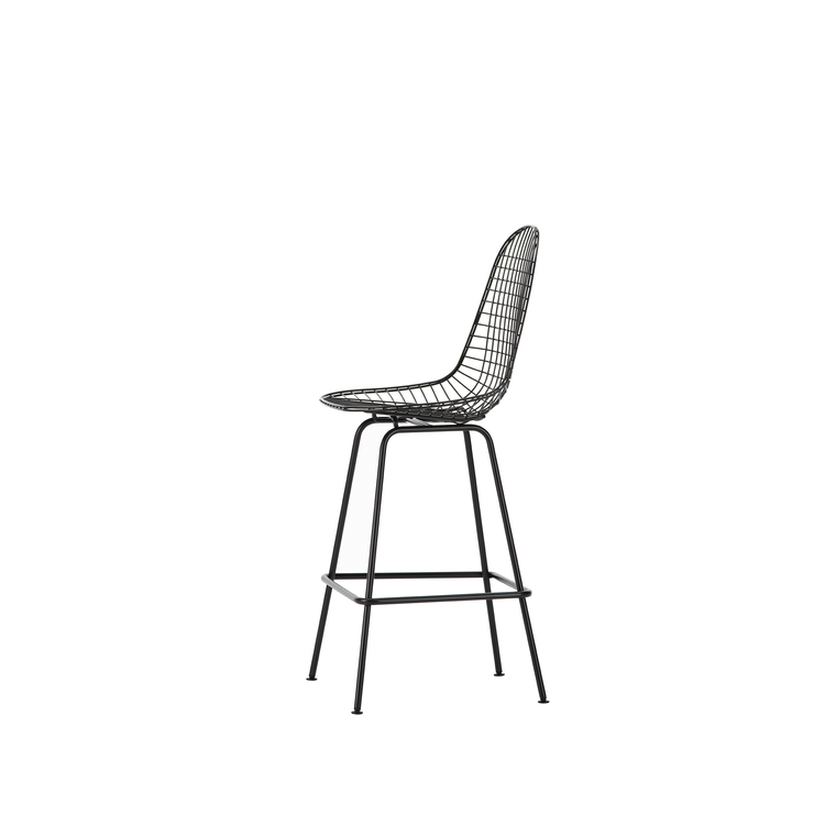 Barstolen Wire Chair Stool Medium fra Vitra i pulverlakkert svart utgave