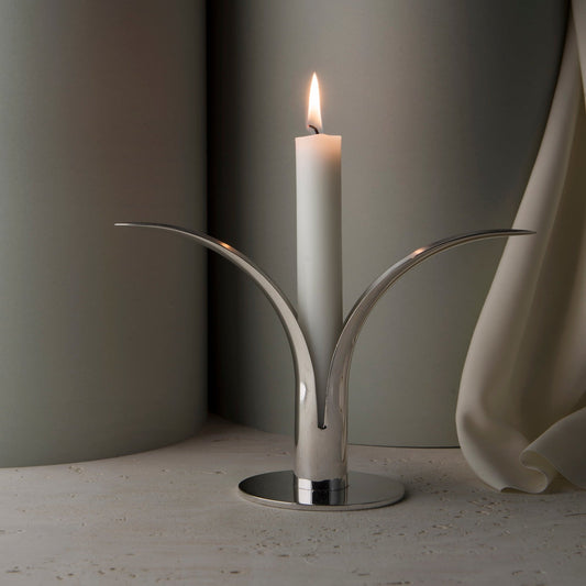 Den vakre lysestaken Lily fra Skultuna ble opprinnelig designet av skulptøren Ivar Ålenius Björk (1905 - 1978) til verdensutstillingen i New York i 1939! Lily – eller Liljan som den heter på svensk – ble først produsert hos Ystad Metall, inntil de la ned i 1969. Lily er en moderne klassiker og et designikon vi aldri går lei av.