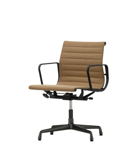 Kontorstol Aluminium Chair EA 132 fra Vitra i svart pulverlakkert aluminium og kamelfarget tekstil