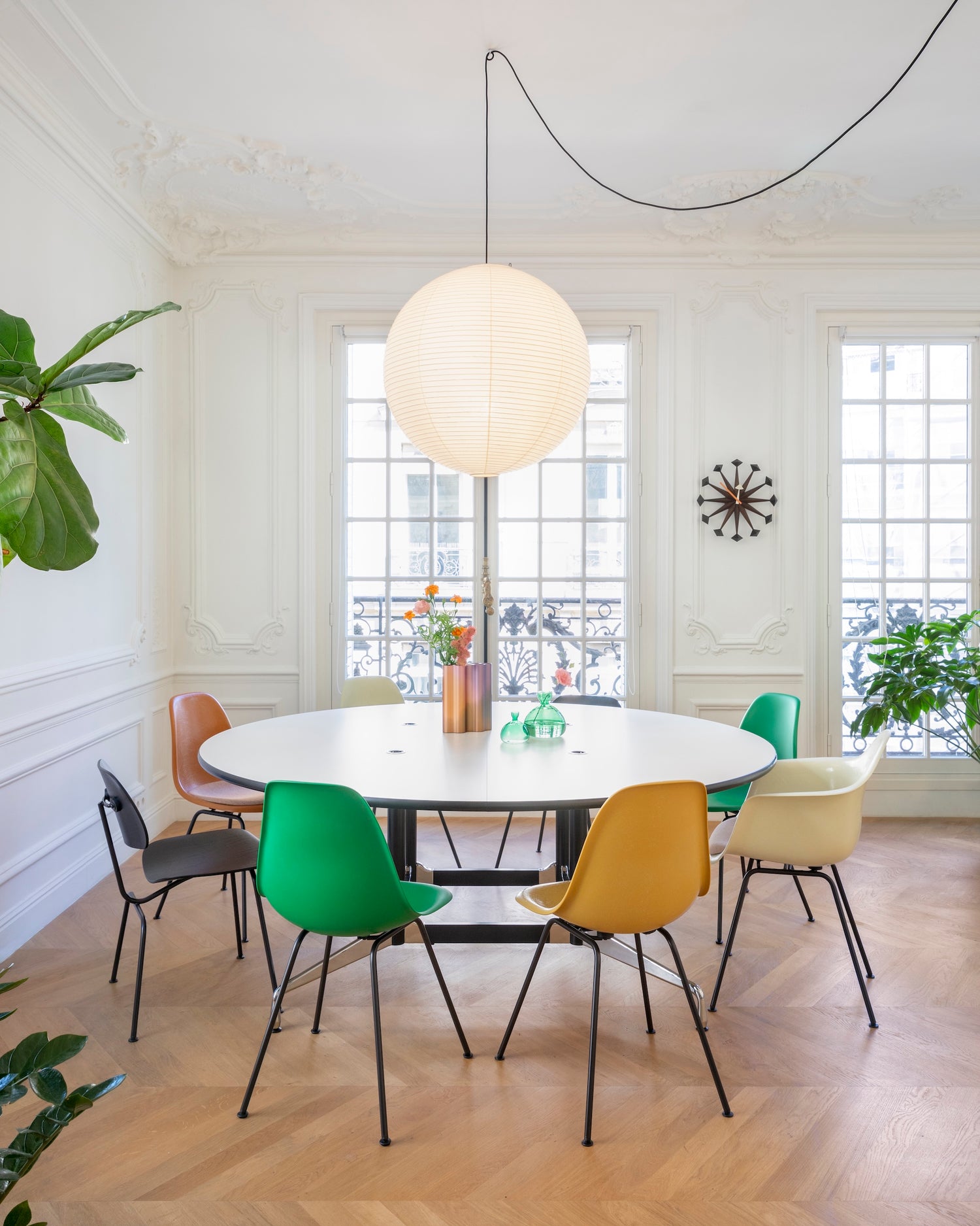 Designeren ville gjenskape sollyset, ved å sende det harde elektriske lyset gjennom papirets myke magi.
