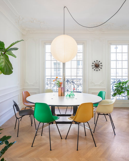 Designeren ville gjenskape sollyset, ved å sende det harde elektriske lyset gjennom papirets myke magi.