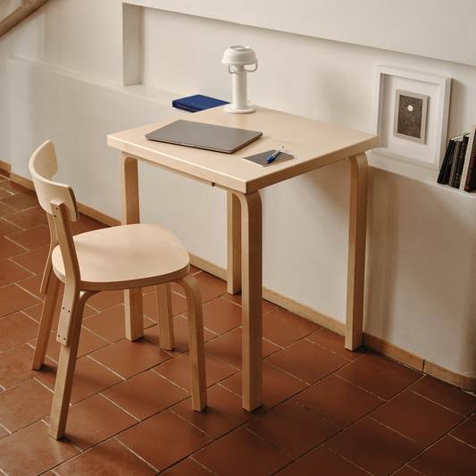 Aalto Tables fra Artek er en serie stilrene bord, laget av formpresset heltre bjørk, som kommer i mange ulike størrelser, former og utførelser. Serien er designet av den ikoniske finske designeren og arkitekten Alvar Aalto under modernismen på 1930-tallet – og er like aktuell den dag i dag!