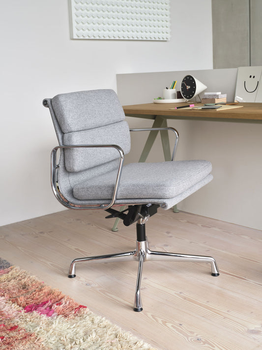 Den ikoniske Soft Pad Chair EA 231 fra Vitra, ble designet av Charles og Ray Eames i 1958. Dette er en klassiker som kommer til å bo med deg for alltid, og den er perfekt hvis du vil gjøre en investering som gjør det ekstra komfortabelt og stilfullt på hjemmekontoret. Denne modellen er elegant, har vakre linjer og eksklusive detaljer – og er ekstra komfortabel med myke skumputer i ryggen og på setet.