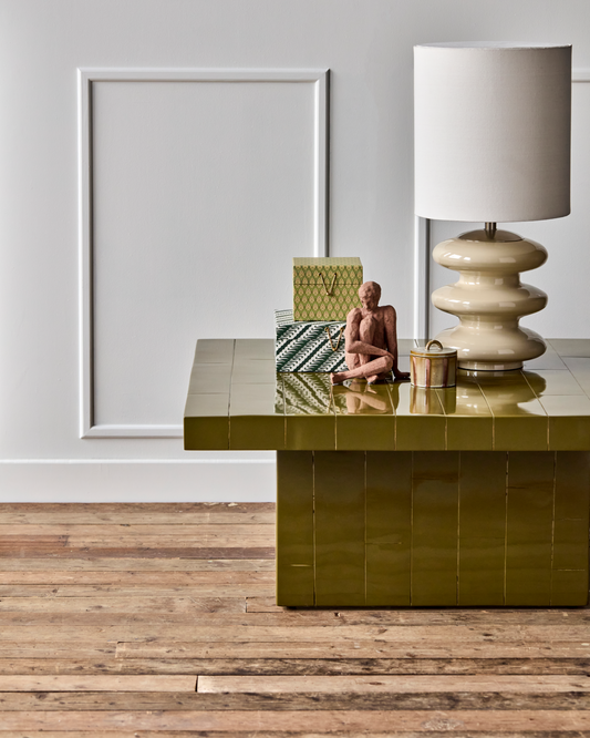 Ute etter et sofabord med wow-faktor? Sofabordet Brick fra House Doctor bringer både særpreg og en fin dybde inn i stuen! Bordet er dekorert med håndlagde ‘fliser’ (paneler) av mangotre, lakkert med en elegant høyglanset finish og kommer i fire fine farger. Her i grønt.