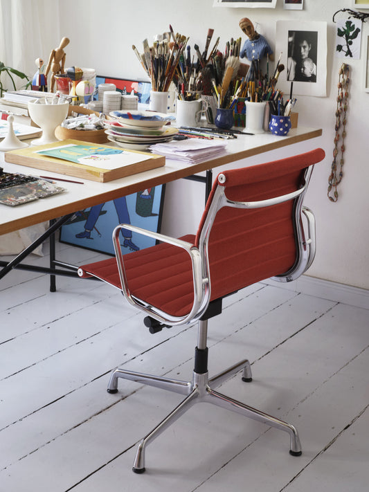 Den ikoniske Aluminium Chair fra Vitra, ble designet av Charles og Ray Eames i 1958. Dette er en klassiker som kommer til å bo med deg for alltid, og den er perfekt hvis du vil gjøre en investering som gjør det ekstra komfortabelt og stilfullt på hjemmekontoret. Denne modellen er elegant, og har vakre linjer og eksklusive detaljer.