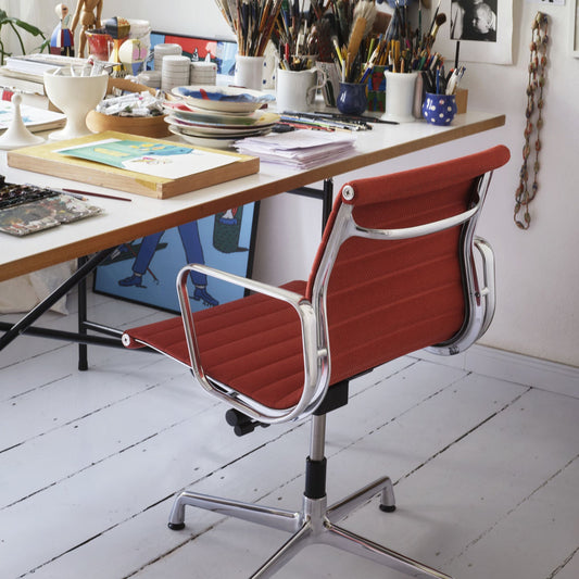 Kontorstolen Aluminium Chair fra Vitra kan kles i mange ulike tekstiler! Og også i skinn.