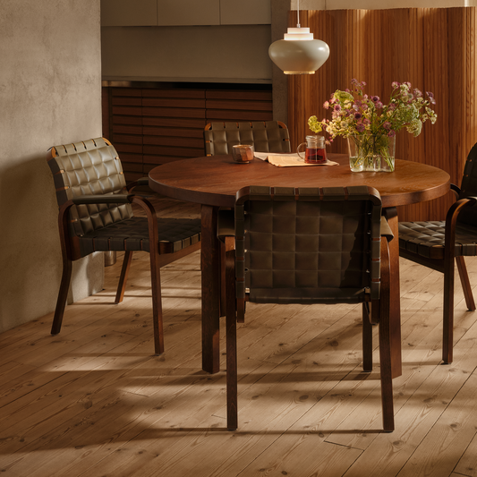 Aalto Tables fra Artek er en serie stilrene bord, laget av formpresset heltre bjørk, som kommer i mange ulike størrelser, former og utførelser. Serien er designet av den ikoniske finske designeren og arkitekten Alvar Aalto under modernismen på 1930-tallet – og er like aktuell den dag i dag!