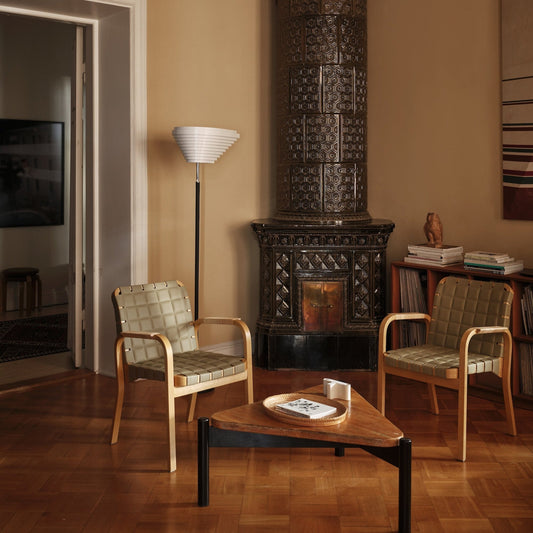 Vakker relansering fra Artek: Spisestolen Armchair 45 fra Artek gir en egen varme og raffinement til rommet. Her er det nemlig mange fine detaljer å hvile øynene på: Fra quiltet mykt skinn fra Sørensen Leather og utsmykkede armlener i rotting til honningfarget formpresset finsk bjørk som oser av Mid Century Modern-design.