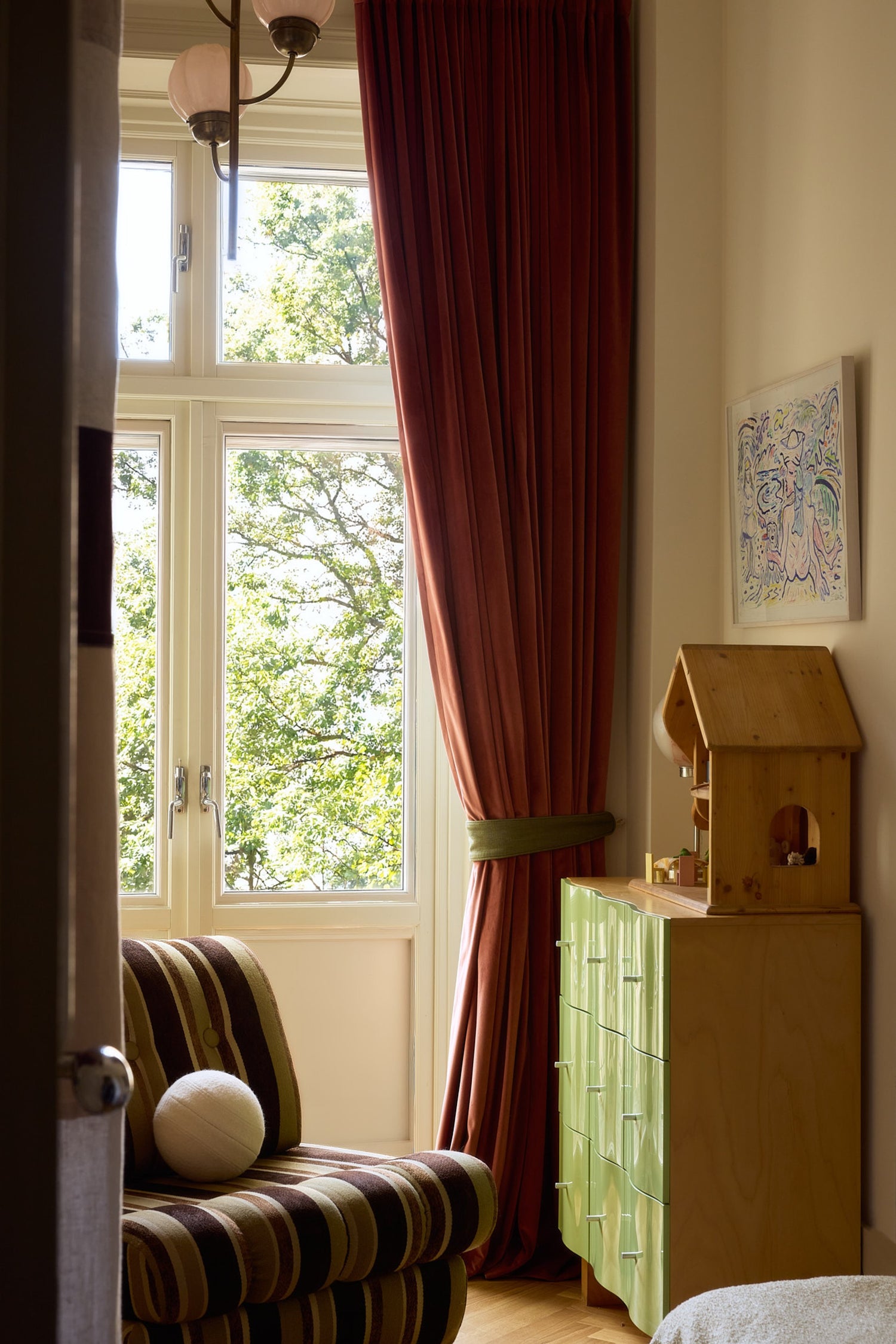 Terrakottafarget velurgardin fra Gotain på soverom