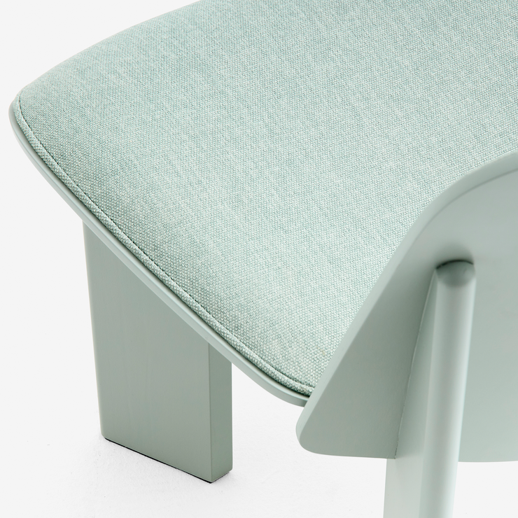 Chisel Lounge Chair fra Hay i bøk i fargen Eucalyptus med tekstil Metaphor 023.