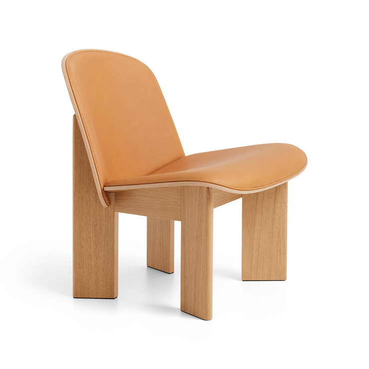 Chisel Lounge Chair fra Hay i eik med skinn Sense Cognac.